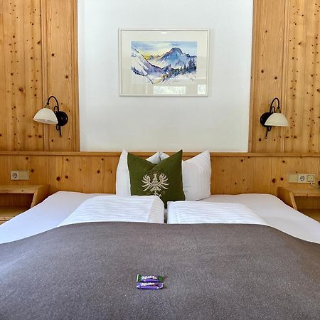 Hotel Zirbenhof Sankt Leonhard im Pitztal Bagian luar foto