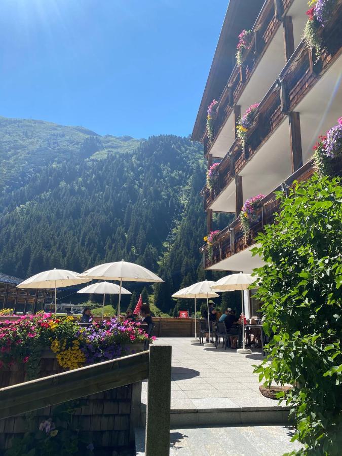 Hotel Zirbenhof Sankt Leonhard im Pitztal Bagian luar foto