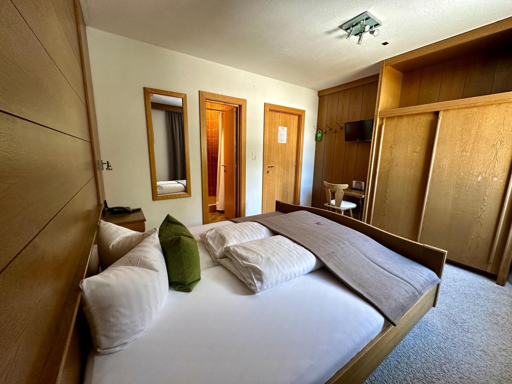 Hotel Zirbenhof Sankt Leonhard im Pitztal Ruang foto