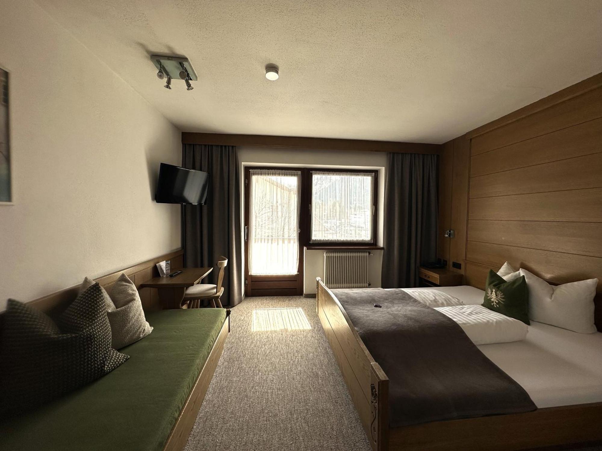 Hotel Zirbenhof Sankt Leonhard im Pitztal Ruang foto