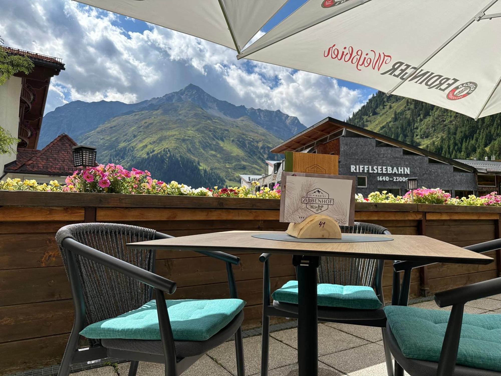 Hotel Zirbenhof Sankt Leonhard im Pitztal Bagian luar foto