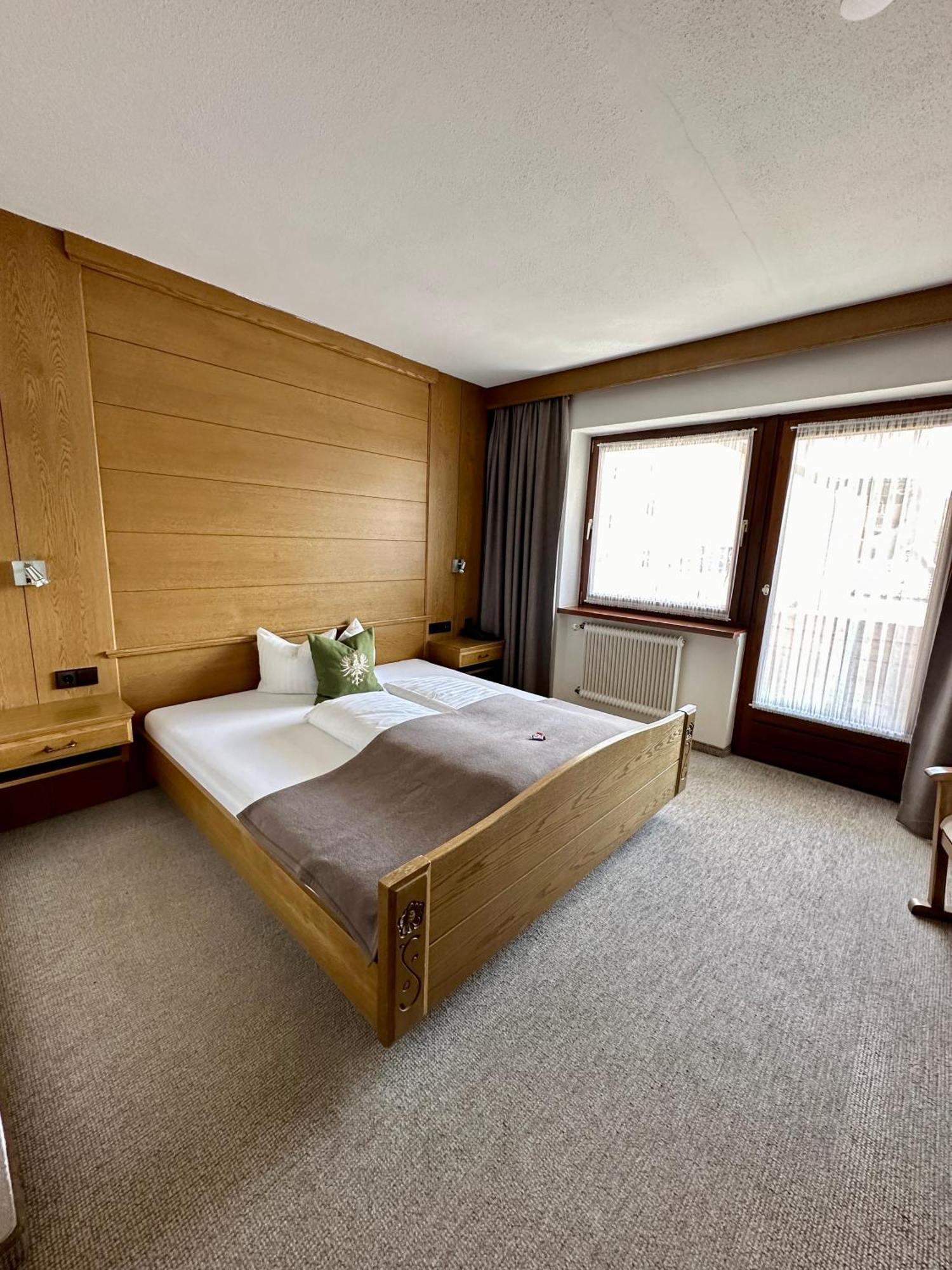 Hotel Zirbenhof Sankt Leonhard im Pitztal Ruang foto