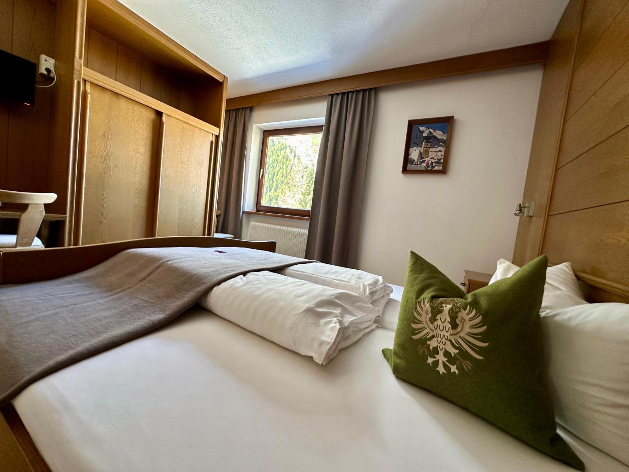 Hotel Zirbenhof Sankt Leonhard im Pitztal Ruang foto