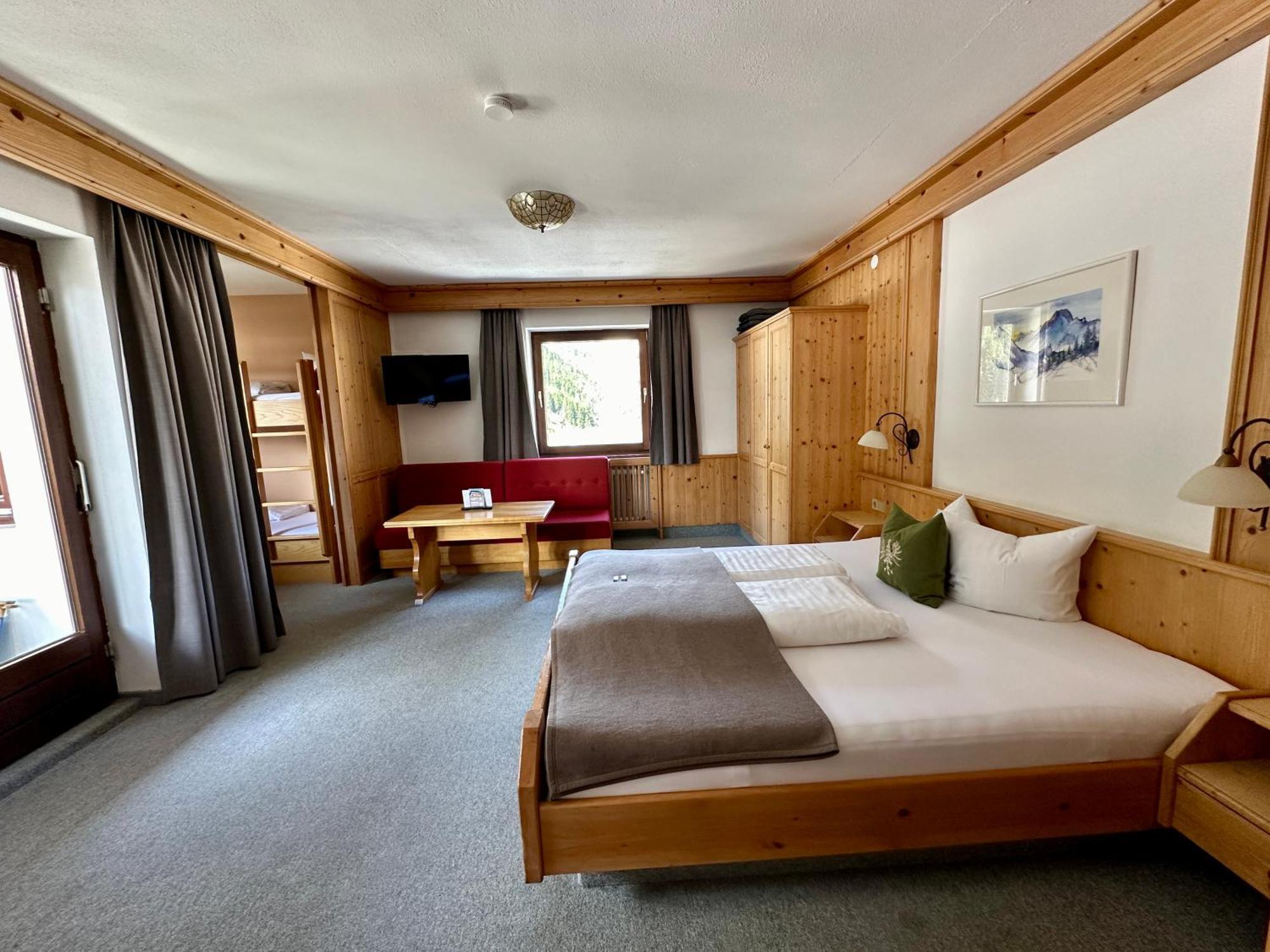 Hotel Zirbenhof Sankt Leonhard im Pitztal Ruang foto