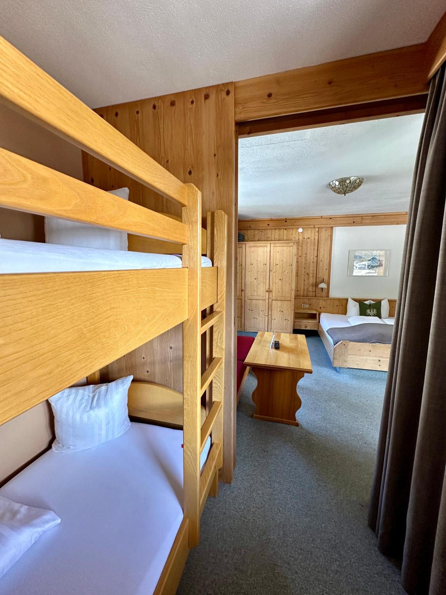 Hotel Zirbenhof Sankt Leonhard im Pitztal Ruang foto