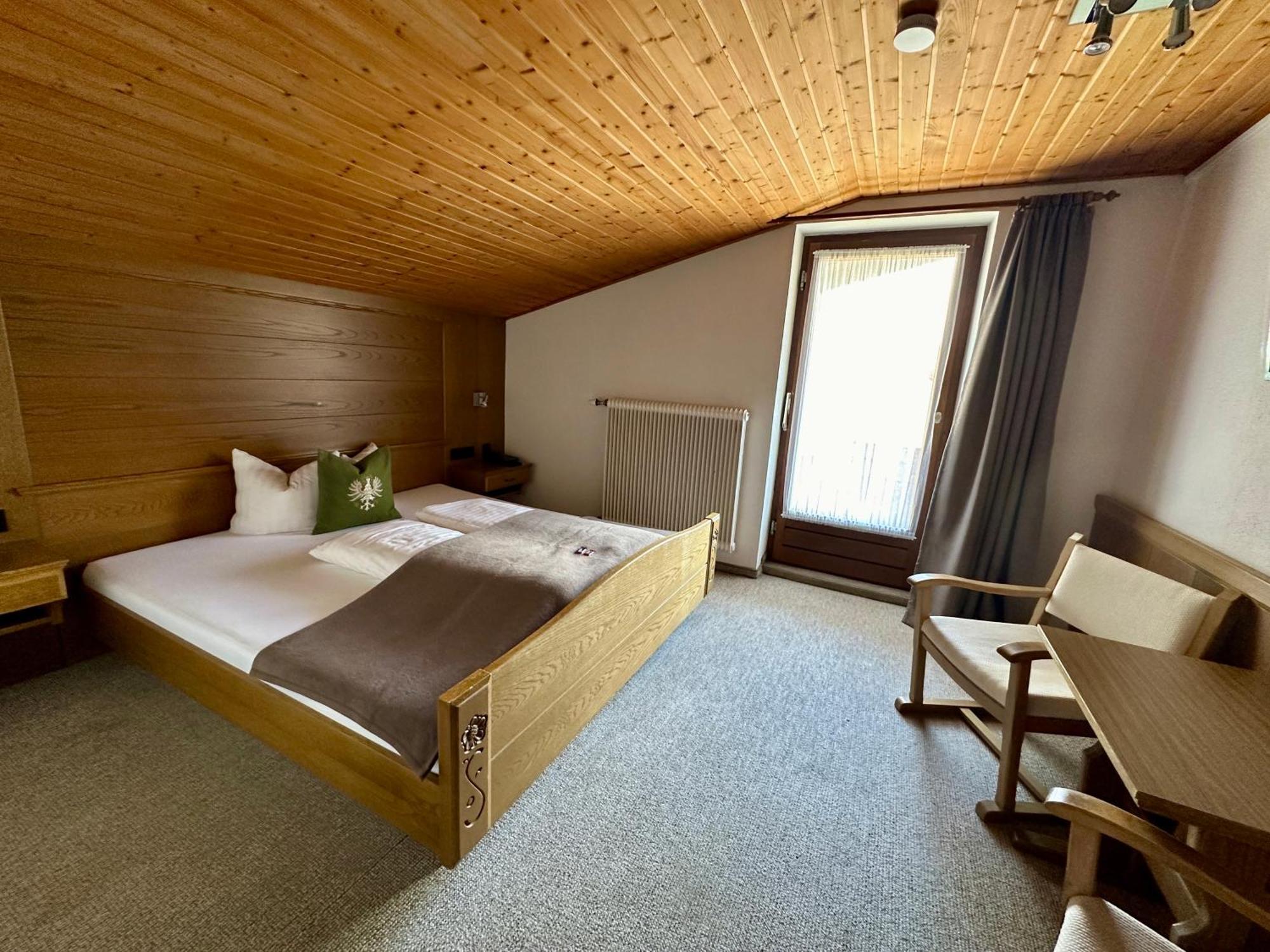 Hotel Zirbenhof Sankt Leonhard im Pitztal Ruang foto