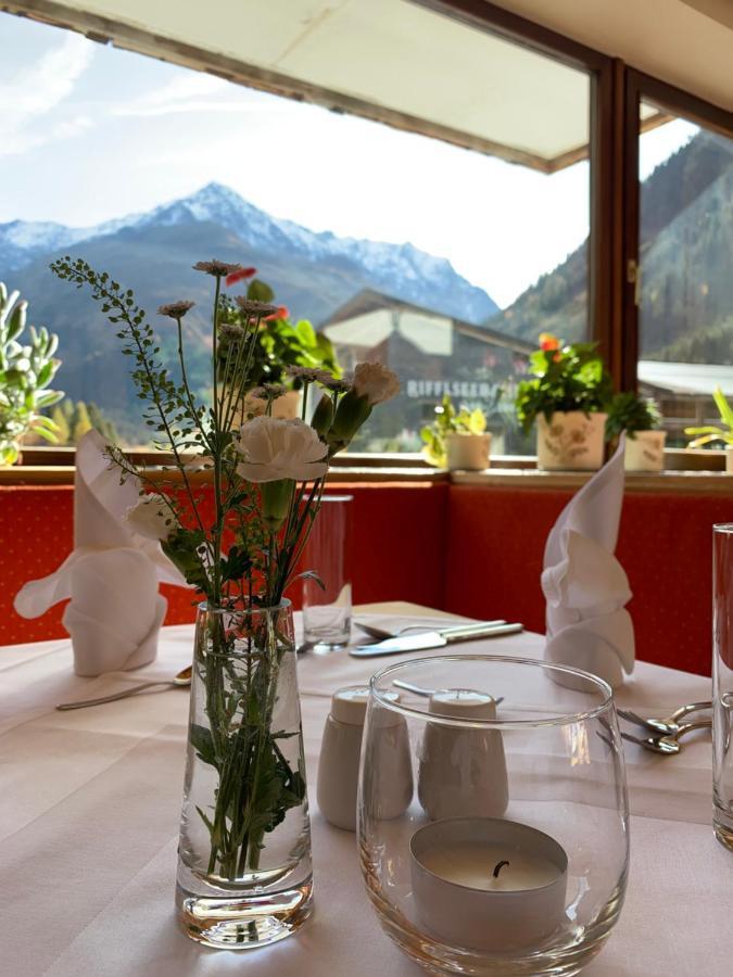Hotel Zirbenhof Sankt Leonhard im Pitztal Bagian luar foto